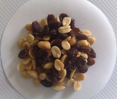 Peanuts_and_raisins