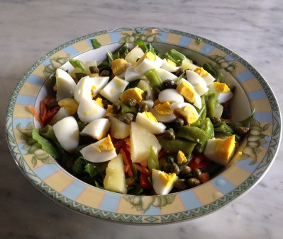 keto diet egg and veggie salad